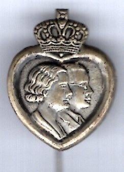 Juliana en Bernhard zilverkleurig speldje ( K_043 ), Verzenden, Zo goed als nieuw, Figuurtje, Speldje of Pin