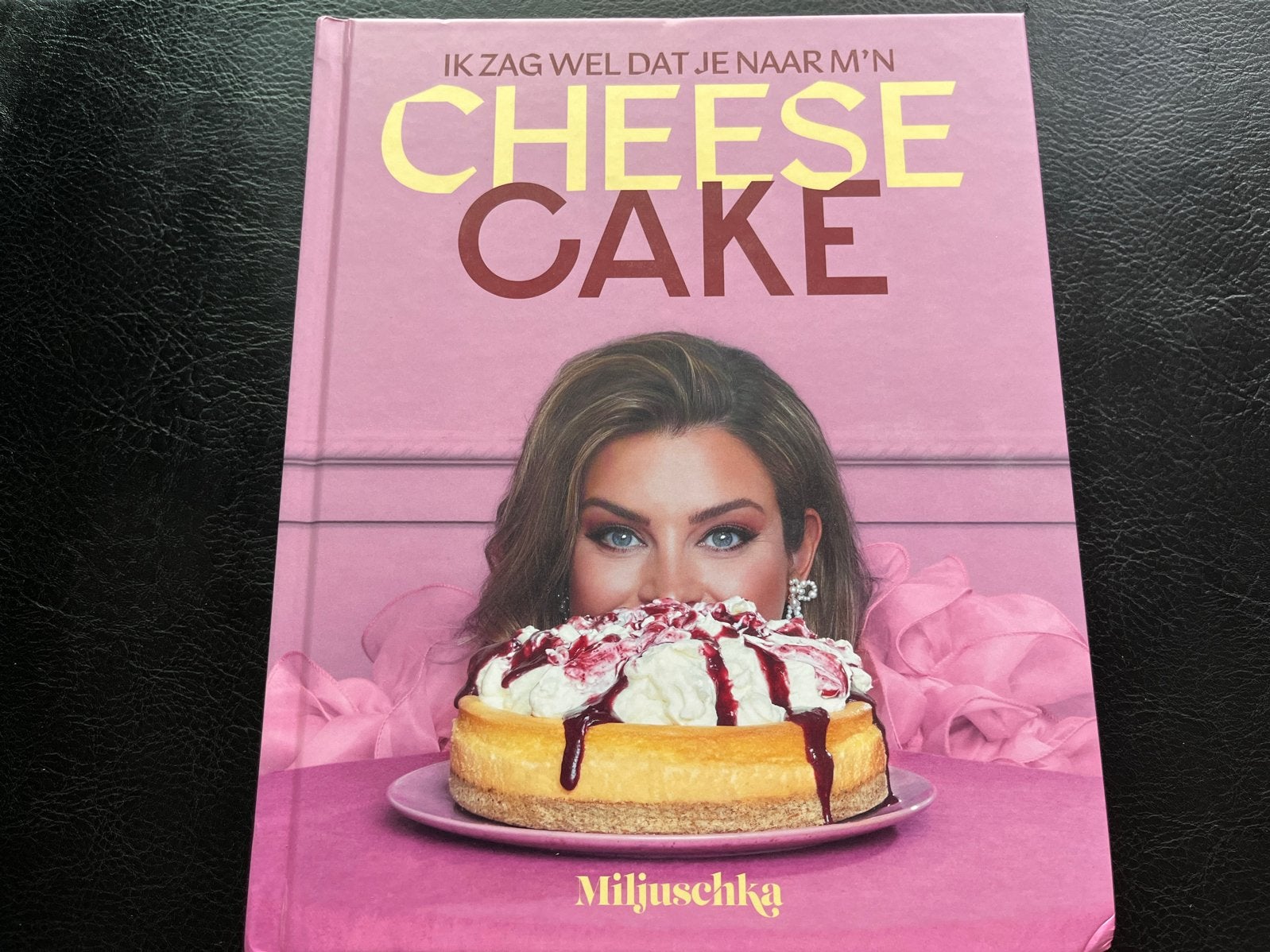 Ik zag wel dat je naar m'n Cheesecake keek - Miljuschka, Ophalen of Verzenden, Zo goed als nieuw, Overige gebieden, Taart, Gebak en Desserts