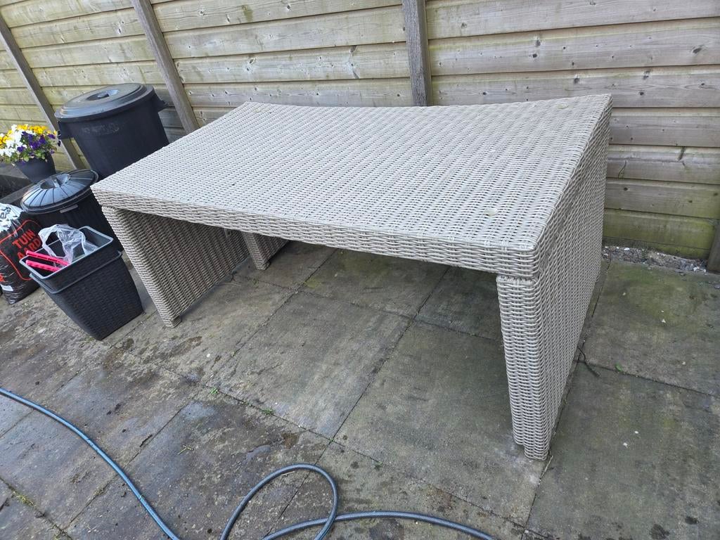 Gratis rotan tafel die wat TLC nodig heeft, Tuin en Terras, Ophalen