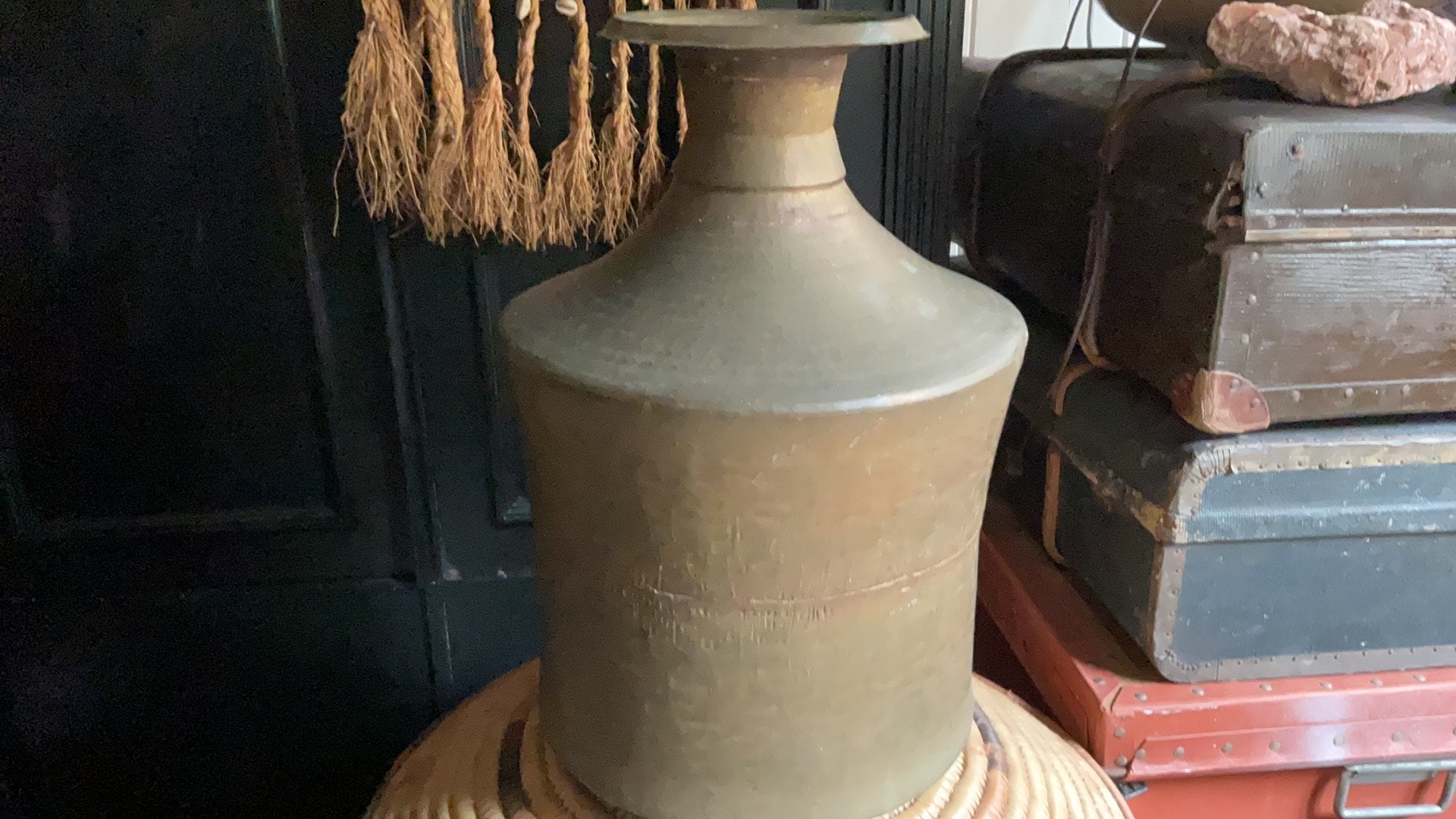 OUDE KOPEREN VAAS UIT TIBET, Huis en Inrichting, Woonaccessoires | Vazen, Overige materialen, Gebruikt, Overige kleuren, 50 tot 75 cm