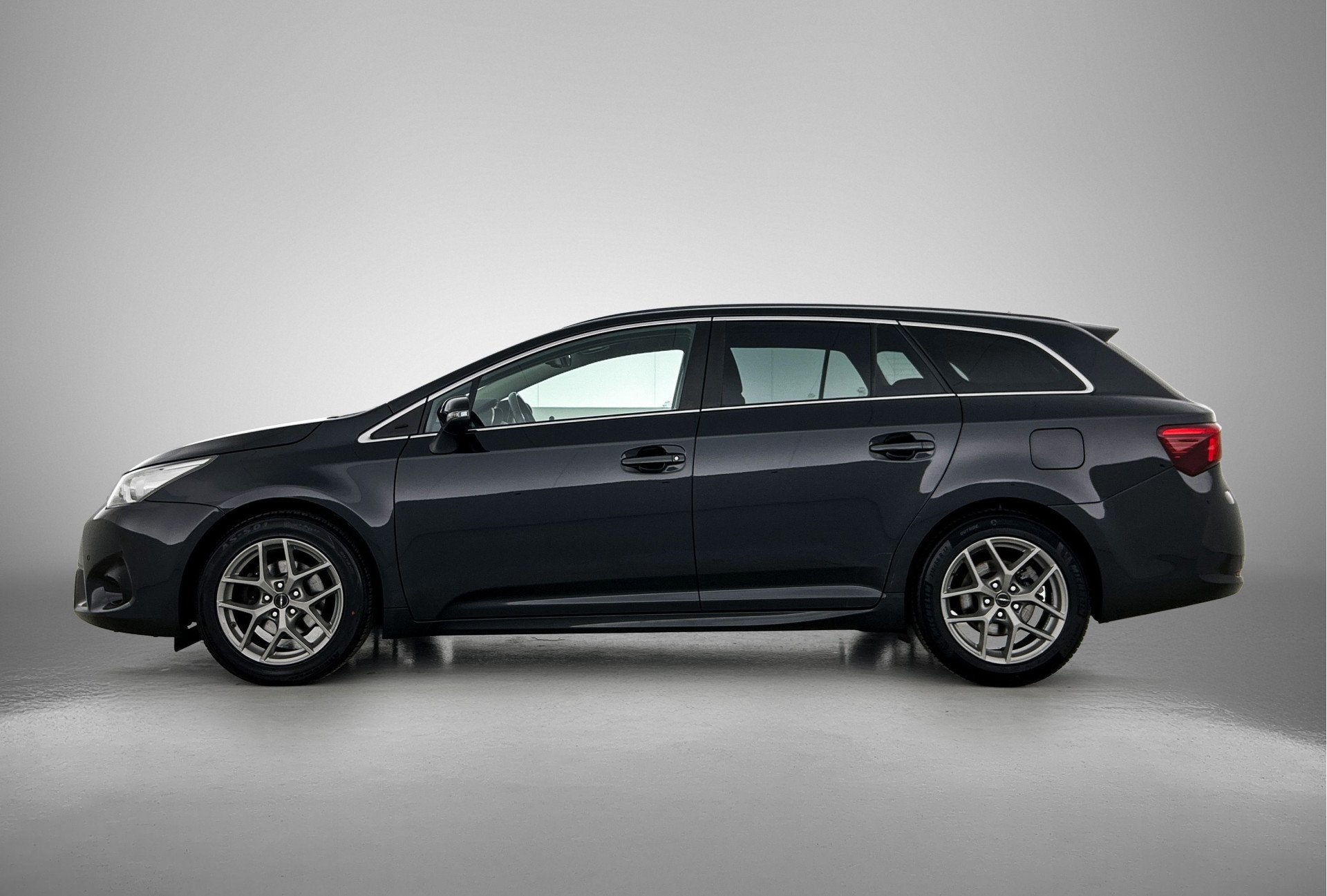 Toyota Avensis Touring Sports 1.8 VVT-i Executive Business |, Voorwielaandrijving, 12 maanden, 4 cilinders, Zwart