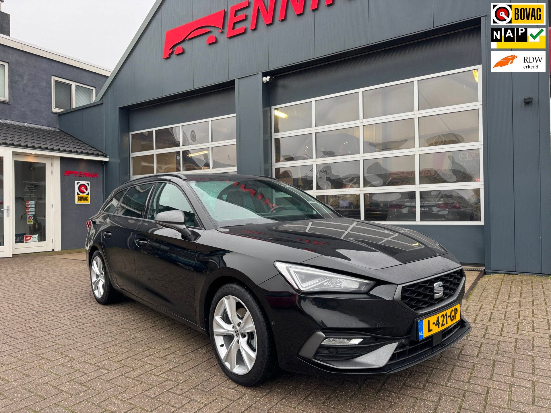 Seat Leon Sportstourer 1.5 eTSI FR Business Intense / Camera, Auto's, Euro 6, 4 cilinders, Leon, Leder en Stof
