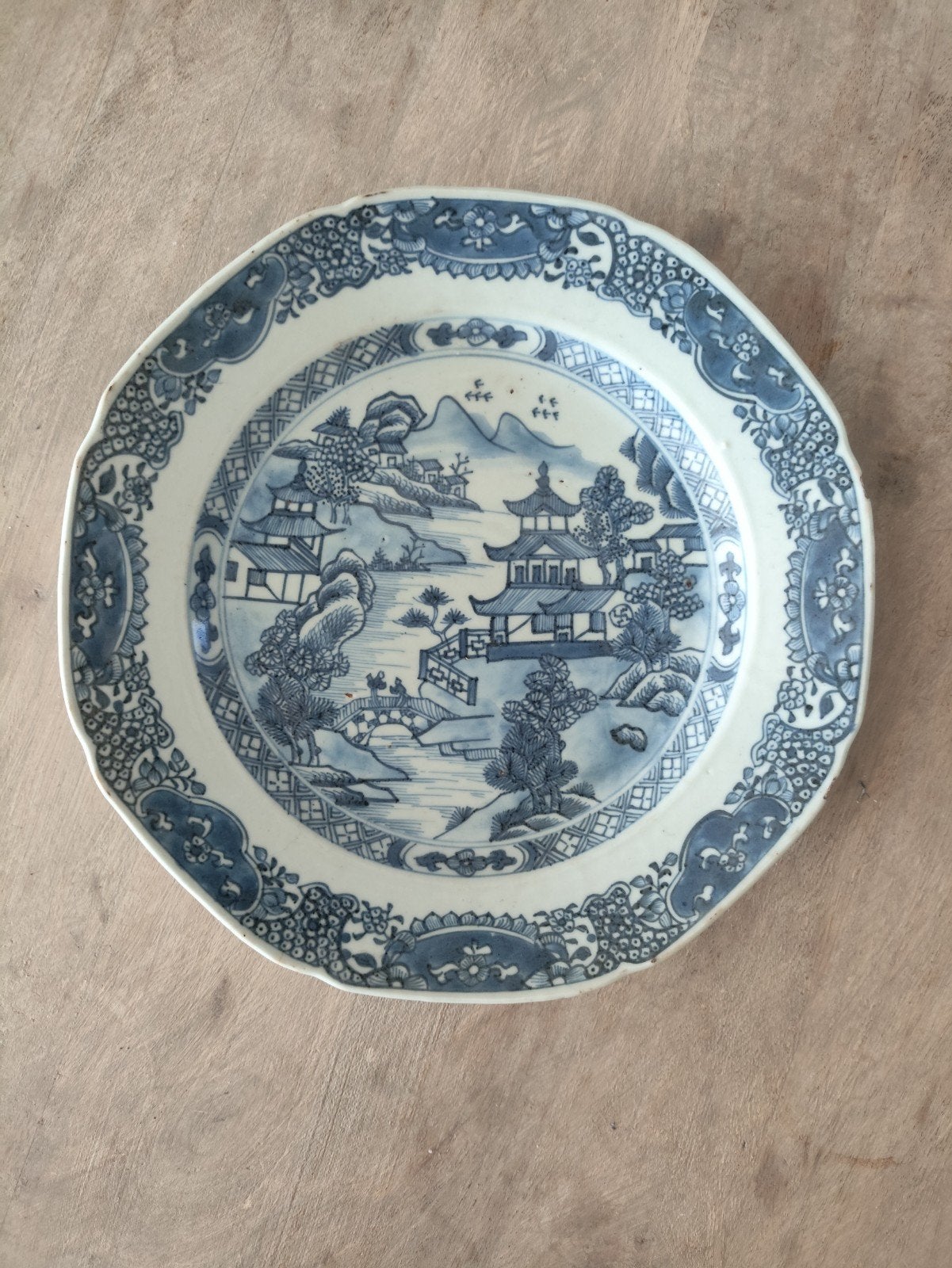 Antiek Chinees Porselein Bord – 18e Eeuw Qianlong Octagonaal, Antiek en Kunst, Antiek | Porselein, Ophalen of Verzenden