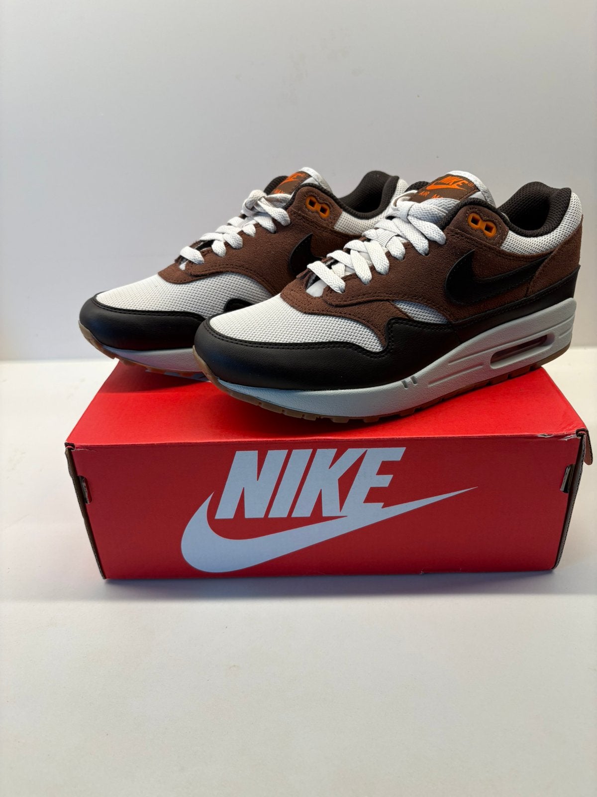 Nike Air Max 1 Essential Thanksgiving—nieuw!!, Kleding | Heren, Ophalen of Verzenden, Zo goed als nieuw, Bruin