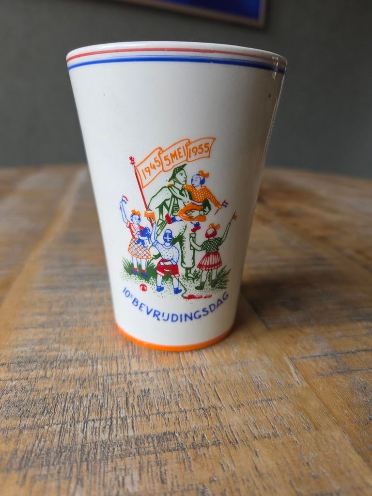 Beker 10e Bevrijdingsdag 1945-1955, Antiek en Kunst, Antiek | Keramiek en Aardewerk, Ophalen of Verzenden