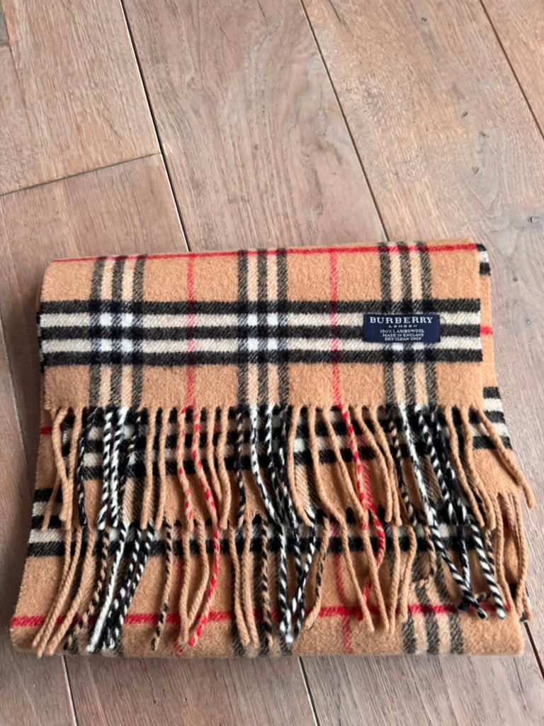 Lamswollen Burberry sjaal orgineel, Kleding | Dames, Mutsen, Sjaals en Handschoenen, Ophalen of Verzenden, Zo goed als nieuw, Maat 46/48 (XL) of groter