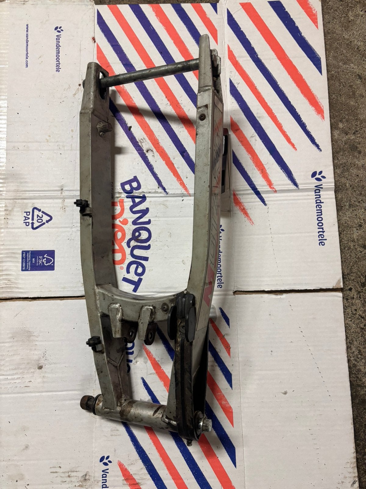Stalen achterbrug voor honda hm 50 en vent 50, Fietsen en Brommers, Ophalen of Verzenden