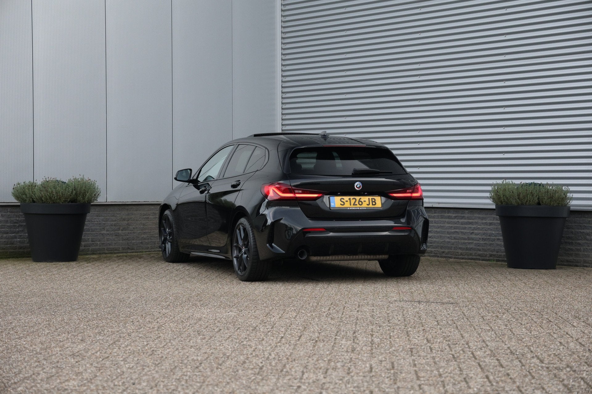 BMW 1-serie 118i M-Sport Aut. Pano|Leder|Trekh|Cam, Auto's, Dealer onderhouden, 136 pk, Gebruikt, Zwart