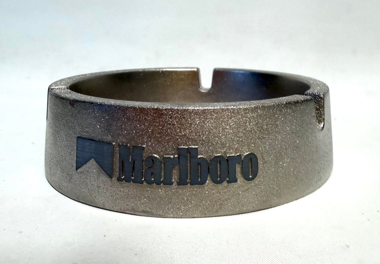 Zwaar metalen asbak met logo Marlboro *vintage*design*, Verzamelen, Ophalen of Verzenden, Zo goed als nieuw, Gebruiksvoorwerp