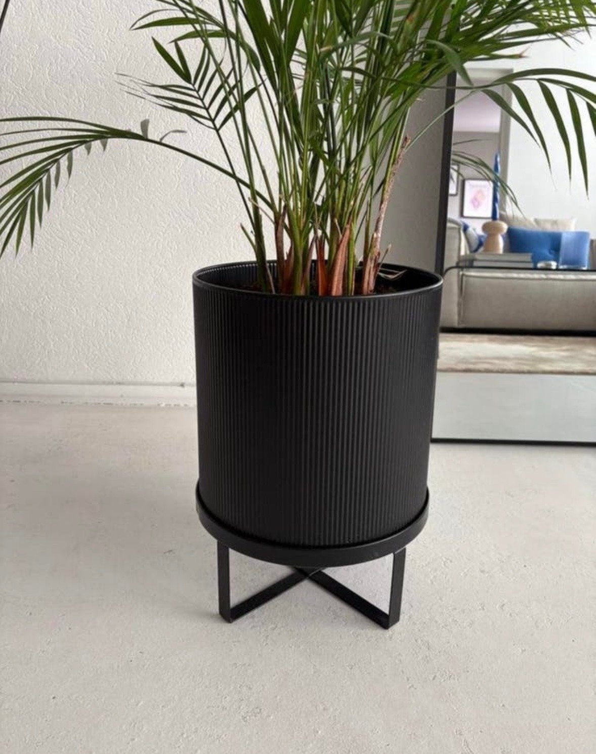 Ferm Living Bau Bloempot Large Zwart Ribbel met Plant, Tuin en Terras, Bloempotten, Rond, Binnen, Zo goed als nieuw, Metaal