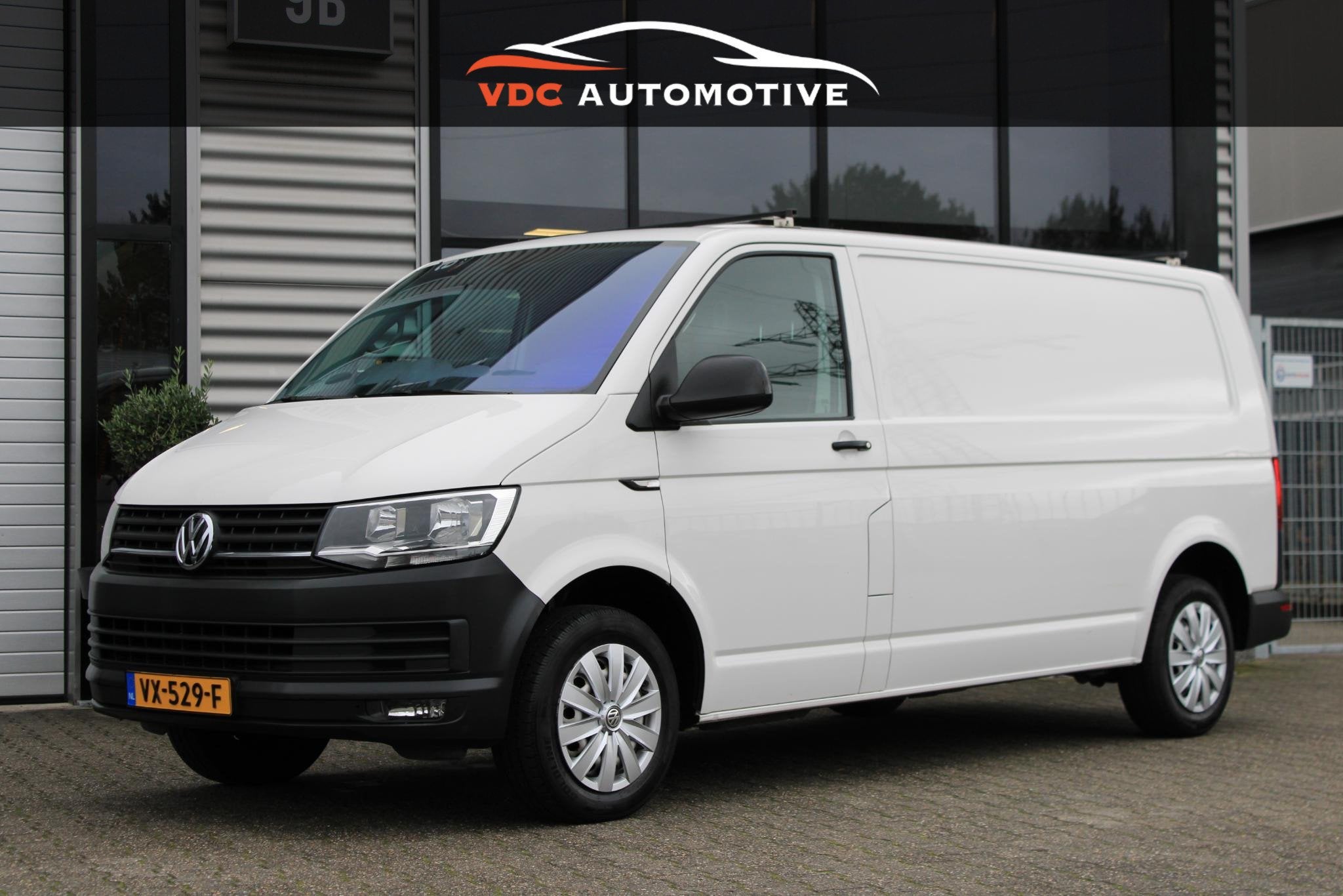 Volkswagen Transporter 2.0 TDI L2H1 Airco | CarPlay | Cruise, Voorwielaandrijving, Euro 5, Gebruikt, Zwart