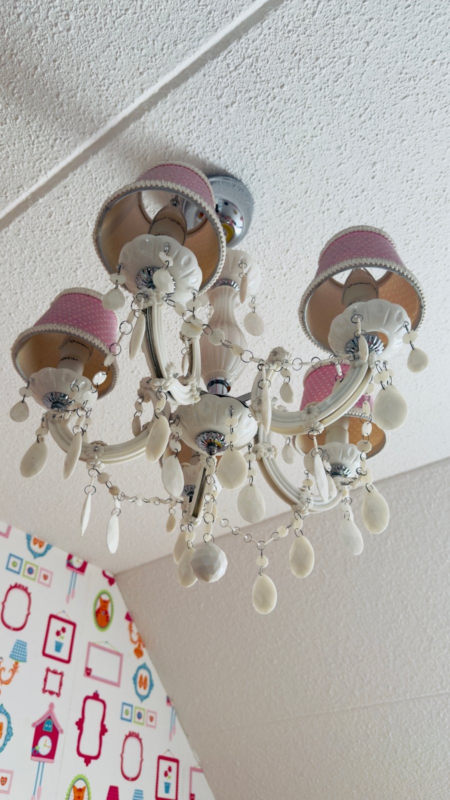 Leuke kroonluchter met roze kapjes, Huis en Inrichting, Lampen | Kroonluchters, Ophalen of Verzenden, Zo goed als nieuw, Kunststof
