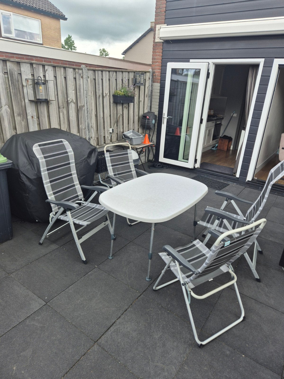 Tafel en stoelen, Ophalen