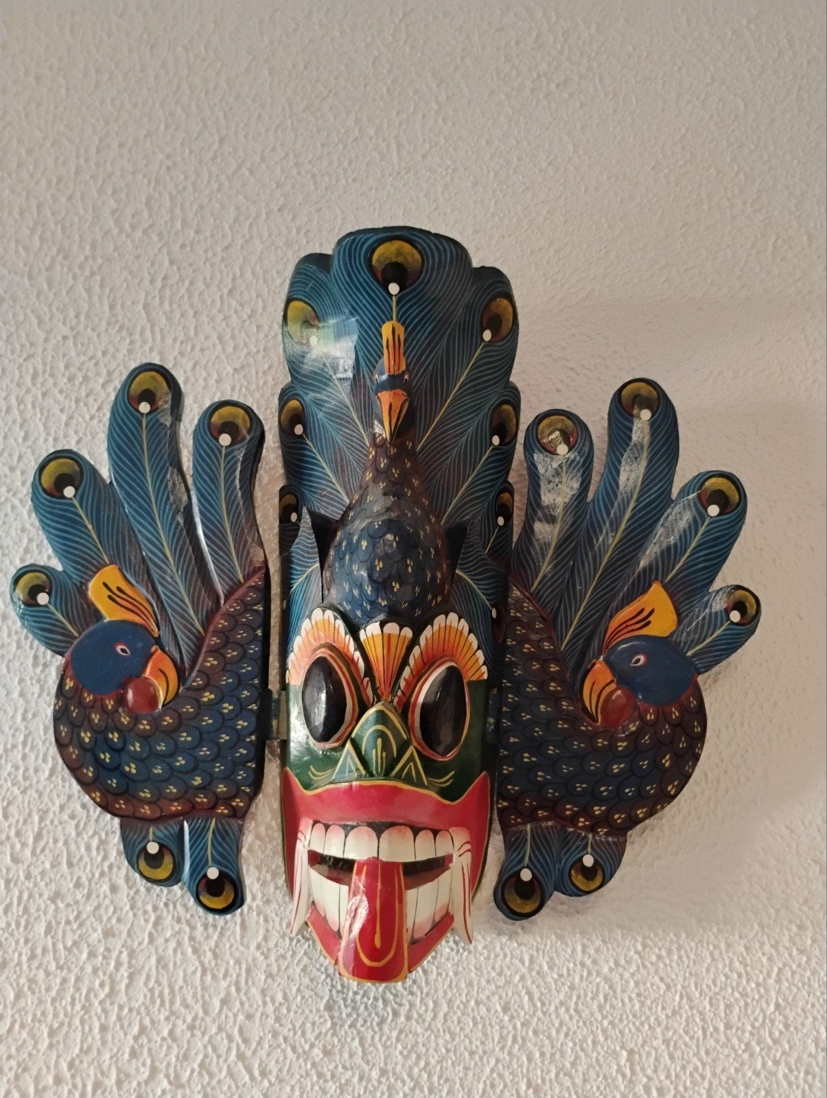 Filipijns Masker met Pauwenveren - Handgesneden Hout, Antiek en Kunst, Hout, Masker, Meerkleurig, Overige herkomsten