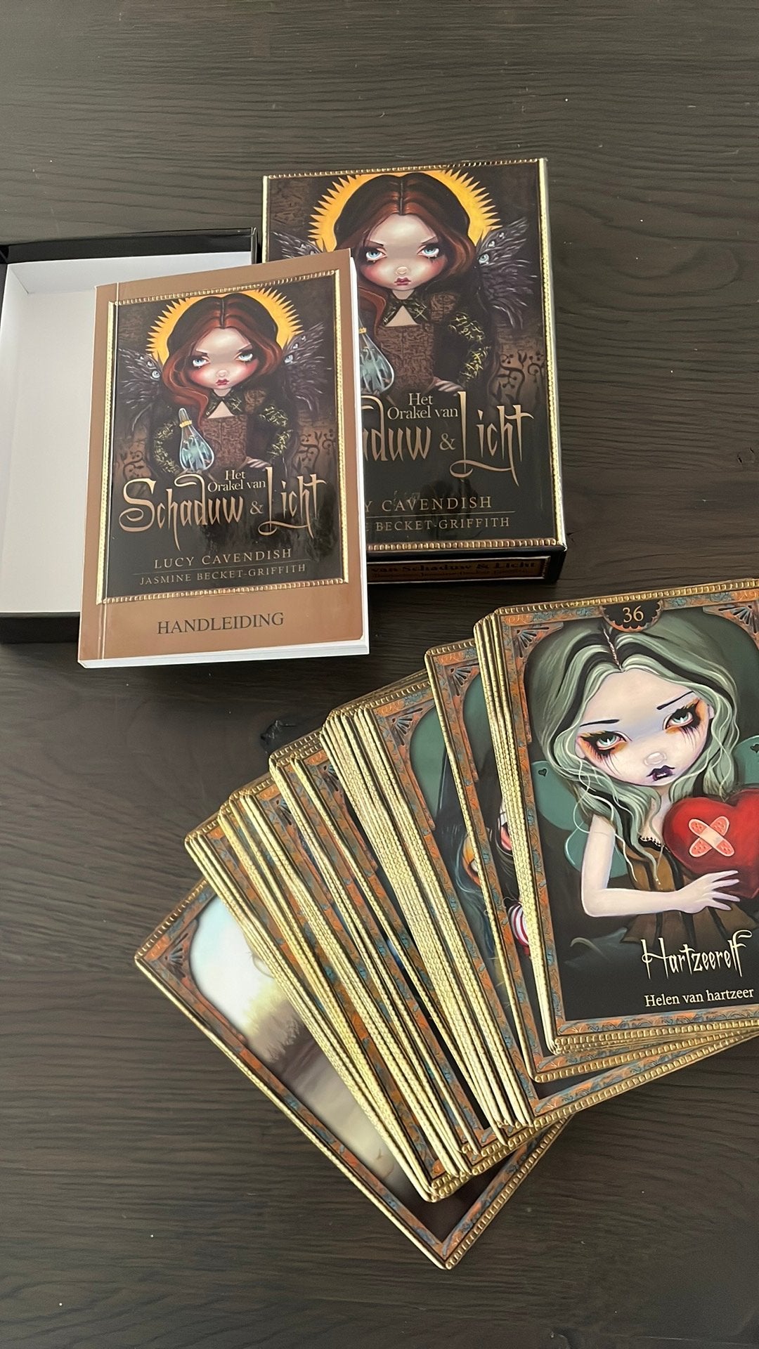 Lucy Cavendish - Het Orakel van schaduw en licht, Tarot of Kaarten leggen, Overige typen, Ophalen of Verzenden, Zo goed als nieuw