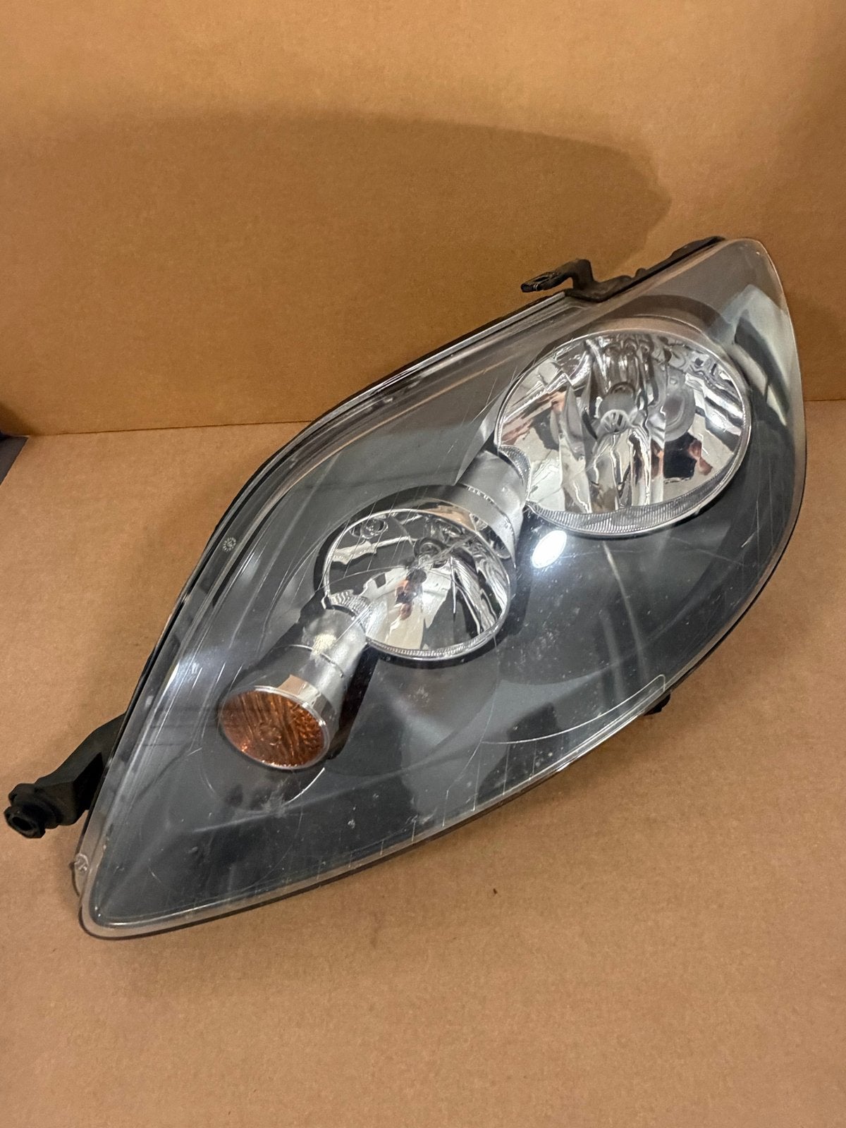 VW Golf Plus Koplamp Links Hella 5M1941005B, Ophalen of Verzenden, Gebruikt, Volkswagen