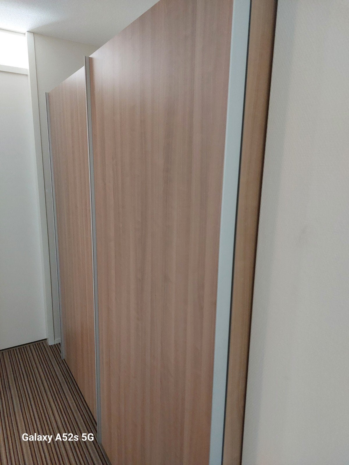 brede kast met schuifdeuren. als nieuw, Ophalen, 200 cm of meer, Met plank(en), Zo goed als nieuw