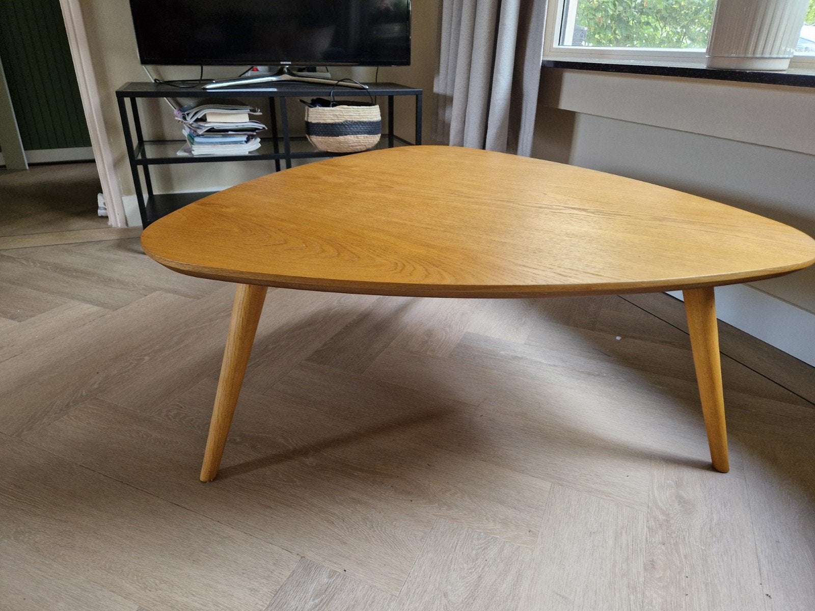 Stijlvolle driehoekige salontafel van eikenhout, Ophalen, 50 tot 100 cm, Eikenhout, 50 tot 100 cm