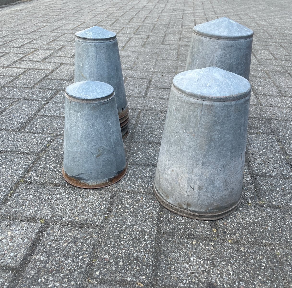 Vintage zinken voersilo's / kippenvoerbakken - Brocante, Antiek en Kunst, Ophalen