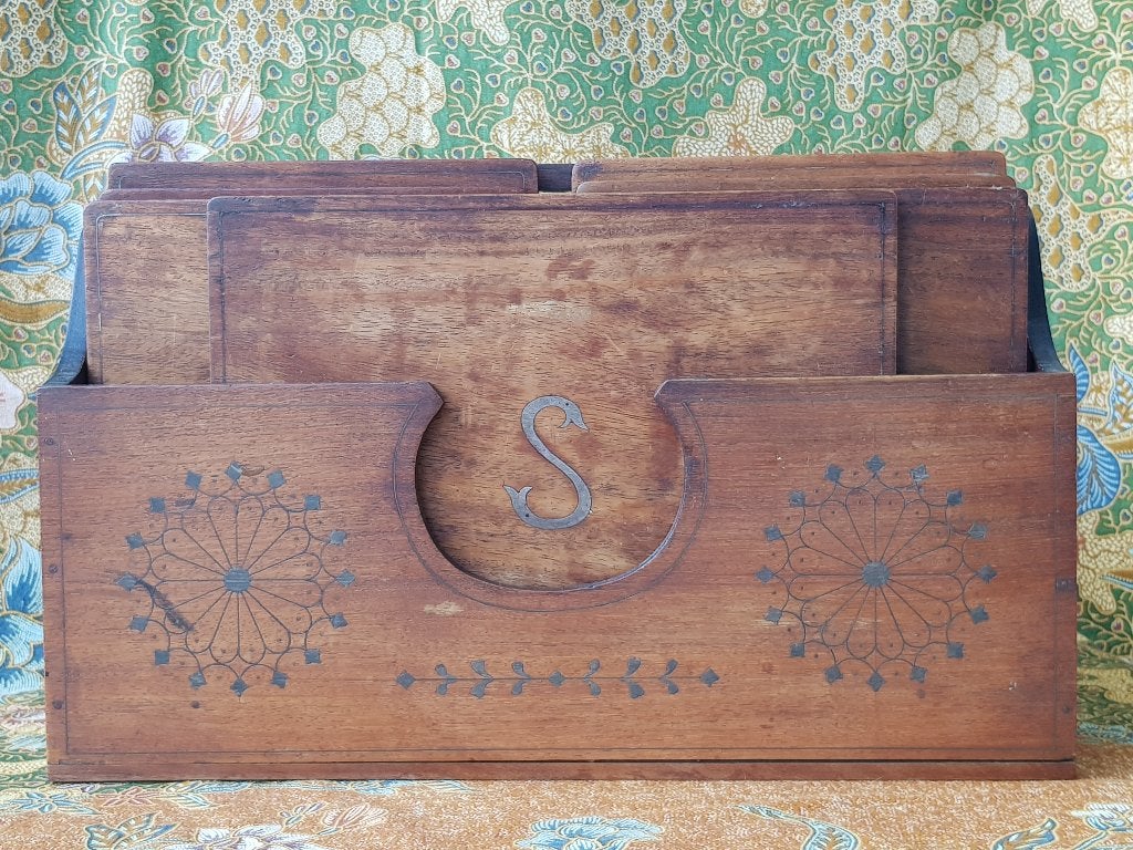 Antieke placemats uit Engeland van mahoniehout en zilver.