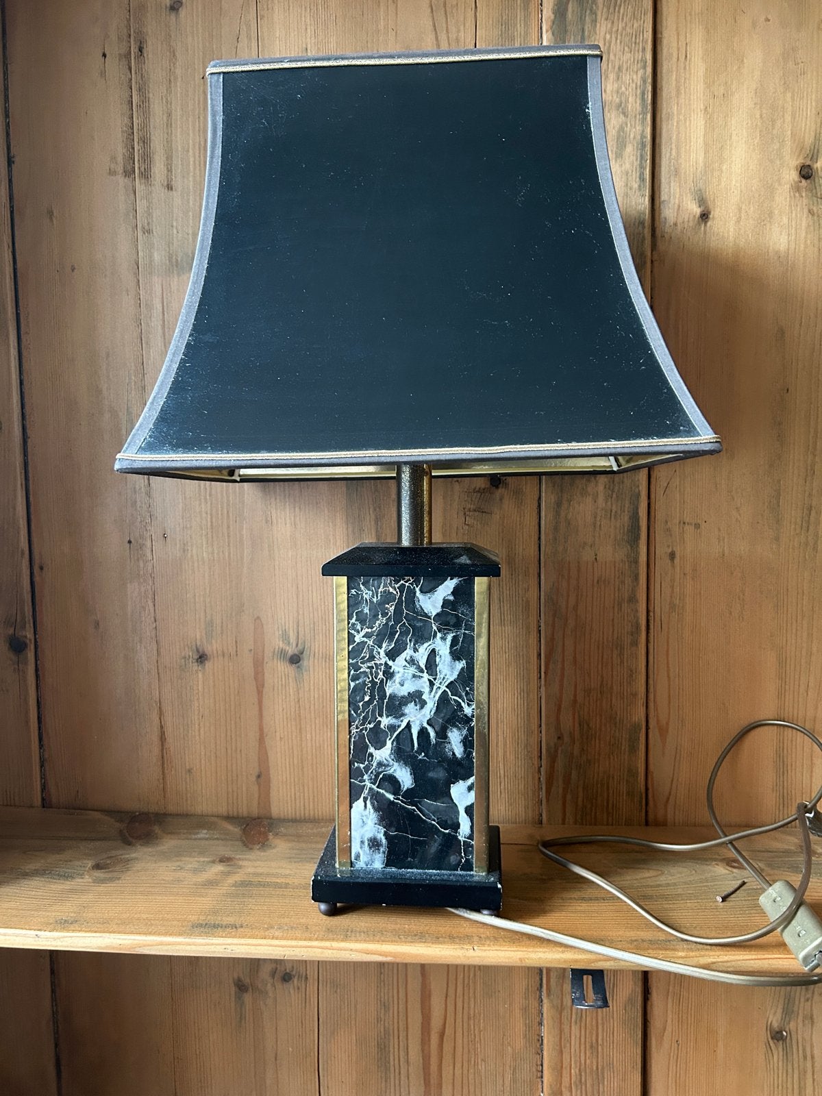 Vintage tafellamp met marmerlook en messing accenten, Ophalen