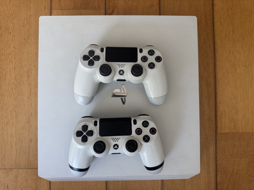 PS4 Pro 1TB Glacier White (CUH-7016B, v12.0) + 2 controllers, Ophalen, Met 2 controllers, Zo goed als nieuw, 1 TB