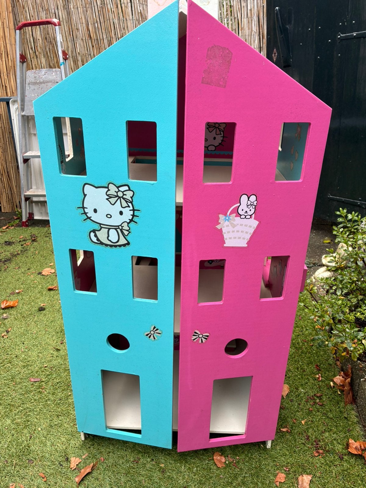 Poppenhuis Hello Kitty met inboedel, Ophalen, Zo goed als nieuw, Poppenhuis