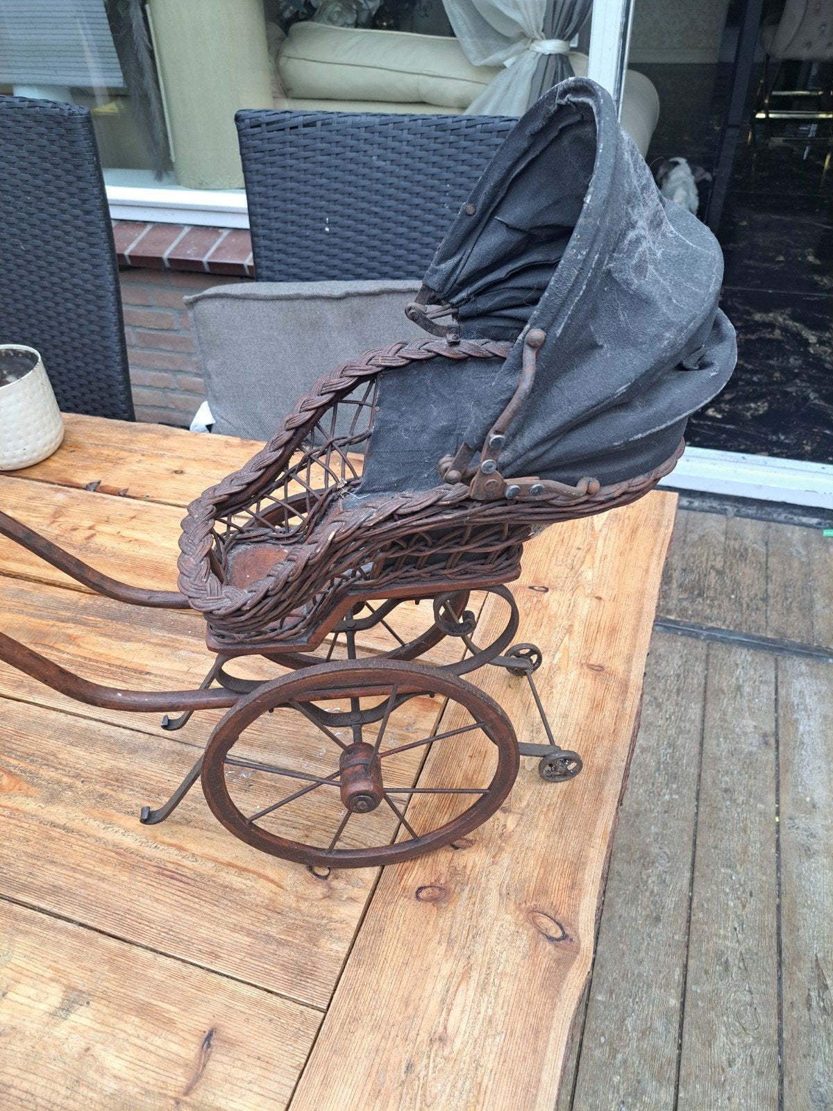 Antieke poppenwagen van hout en riet, Ophalen