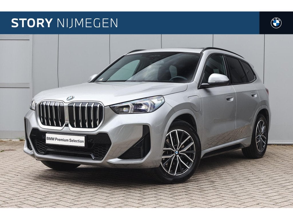 BMW X1 xDrive25e M Sport Automaat / Panoramadak / Trekhaak /, Auto's, BMW, Gebruikt, Bedrijf, Hybride Elektrisch/Benzine, 3 cilinders