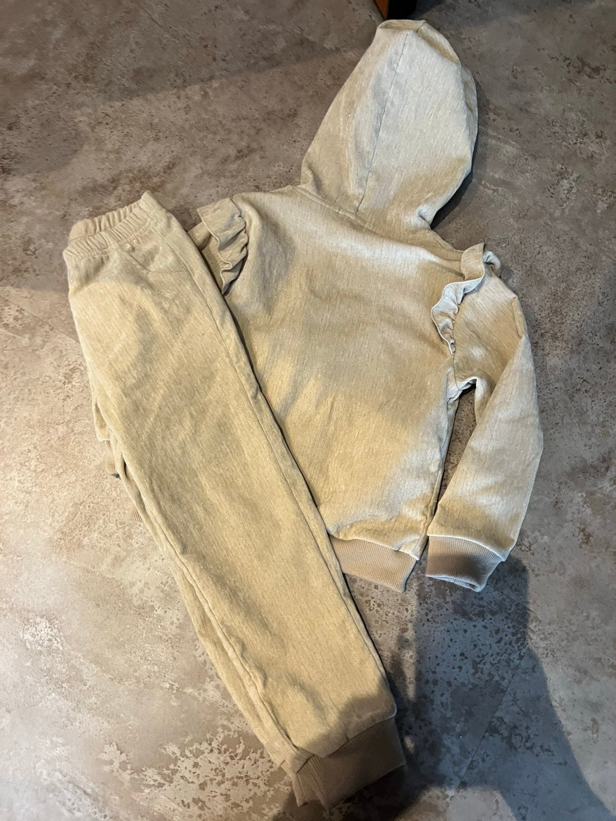 INJULY joggingpak 104 beige goud zgan velours, Ophalen of Verzenden, Zo goed als nieuw, Meisje, Setje