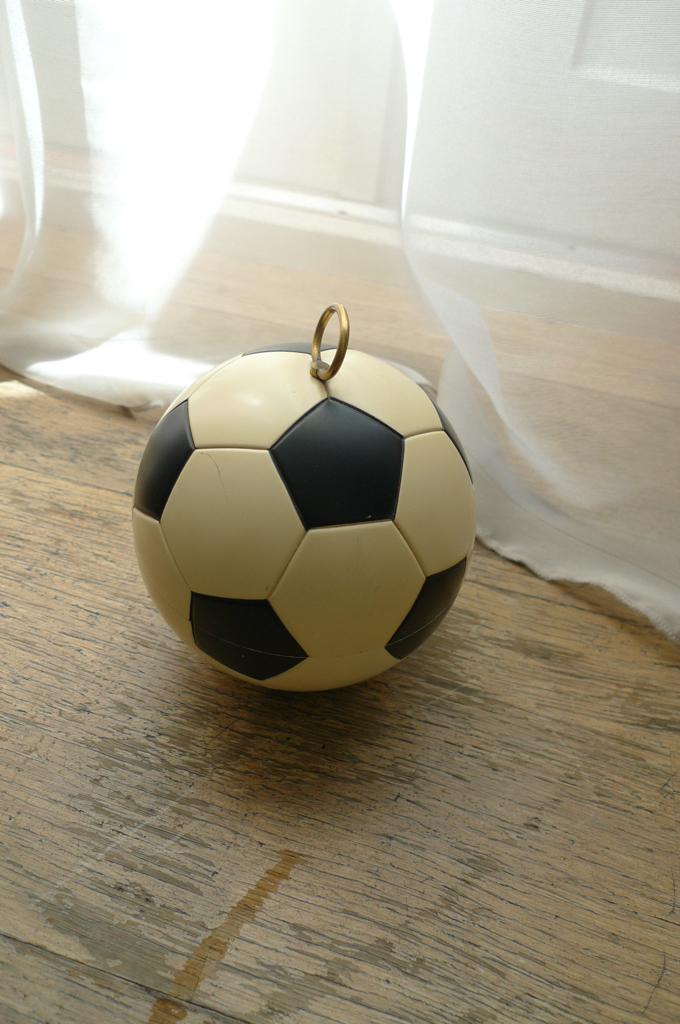 sigarettendispenser in de vorm van klassieke voetbal., Ophalen of Verzenden