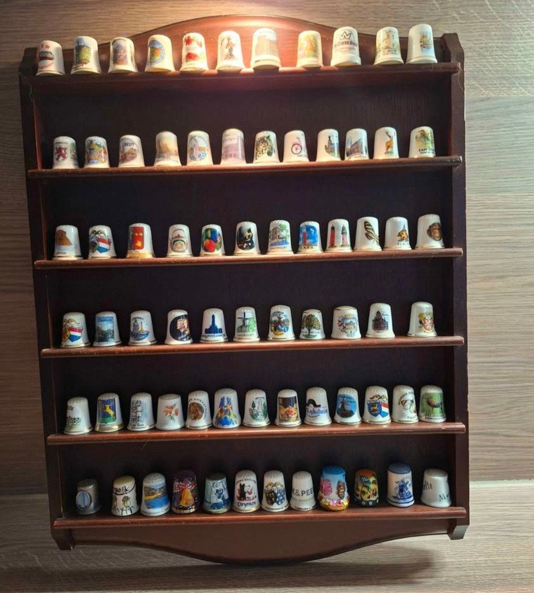 Verzameling vingerhoedjes met houten displayrek, Ophalen, Zo goed als nieuw, Porselein, Nederland