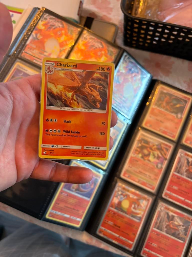Charizard detective pikachu, Ophalen of Verzenden, Zo goed als nieuw, Meerdere kaarten, Foil