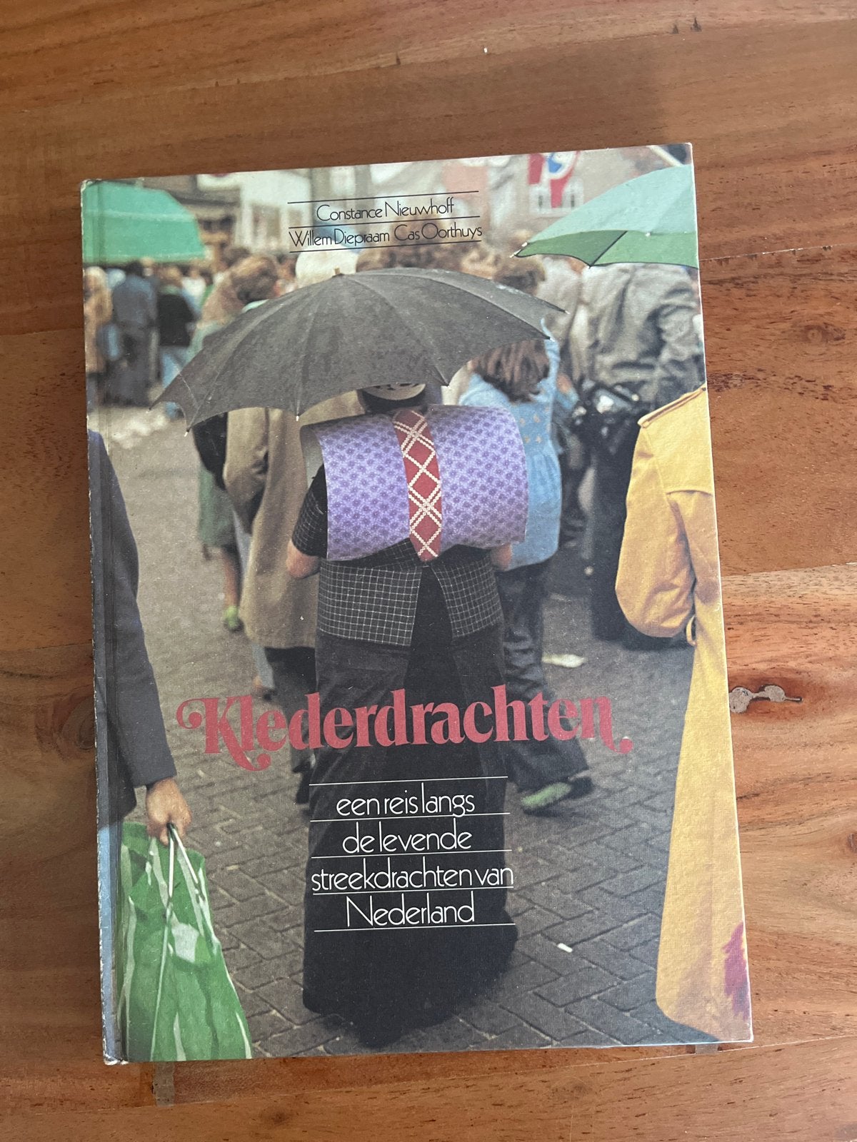 Klederdrachten: een reis langs de levende streekdrachten, Ophalen of Verzenden, Gelezen, Nederland