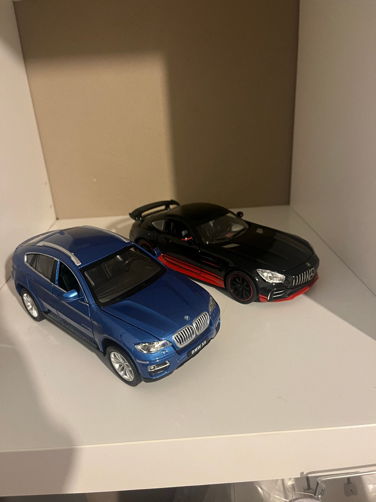 Set van 2 gedetailleerde modelauto's: BMW X6 en Mercedes, Ophalen, Zo goed als nieuw, Auto, Overige merken