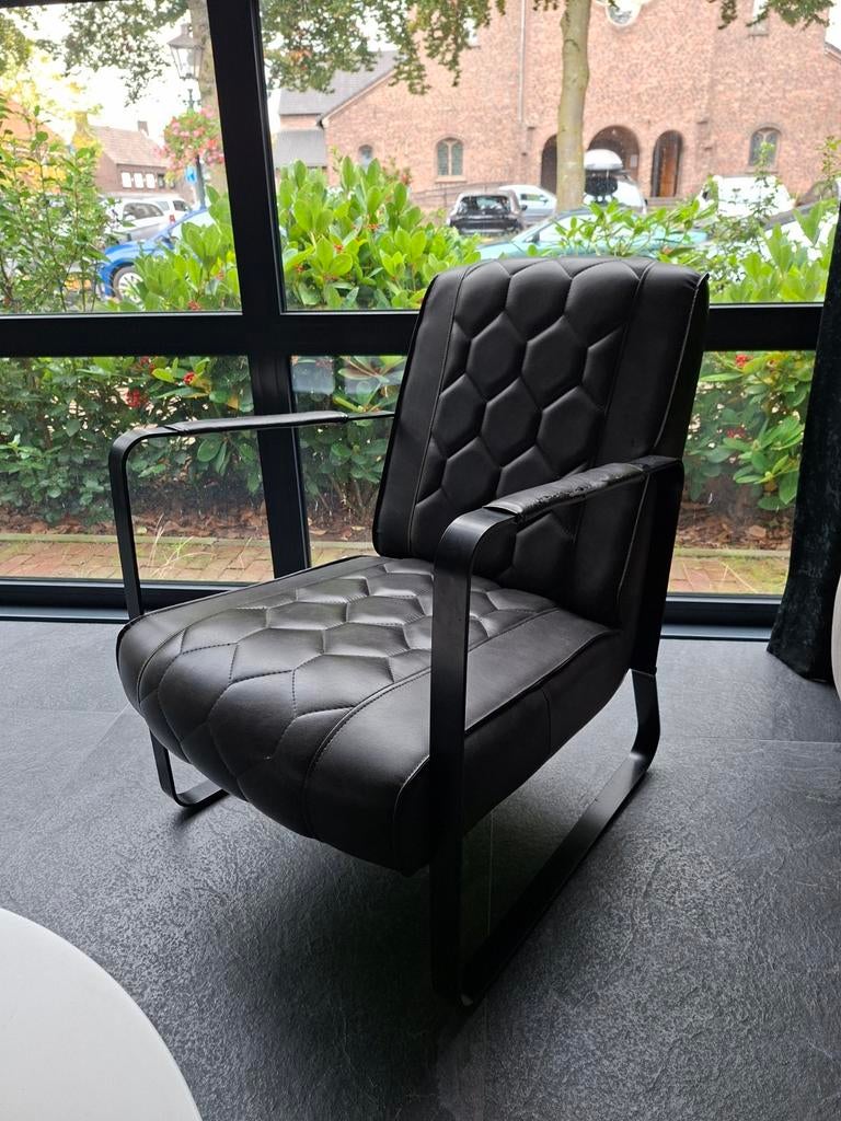 Moderne fauteuil met metalen frame en kunstleren bekleding, Gebruikt, Modern, Industrieel, 75 tot 100 cm, Ophalen of Verzenden