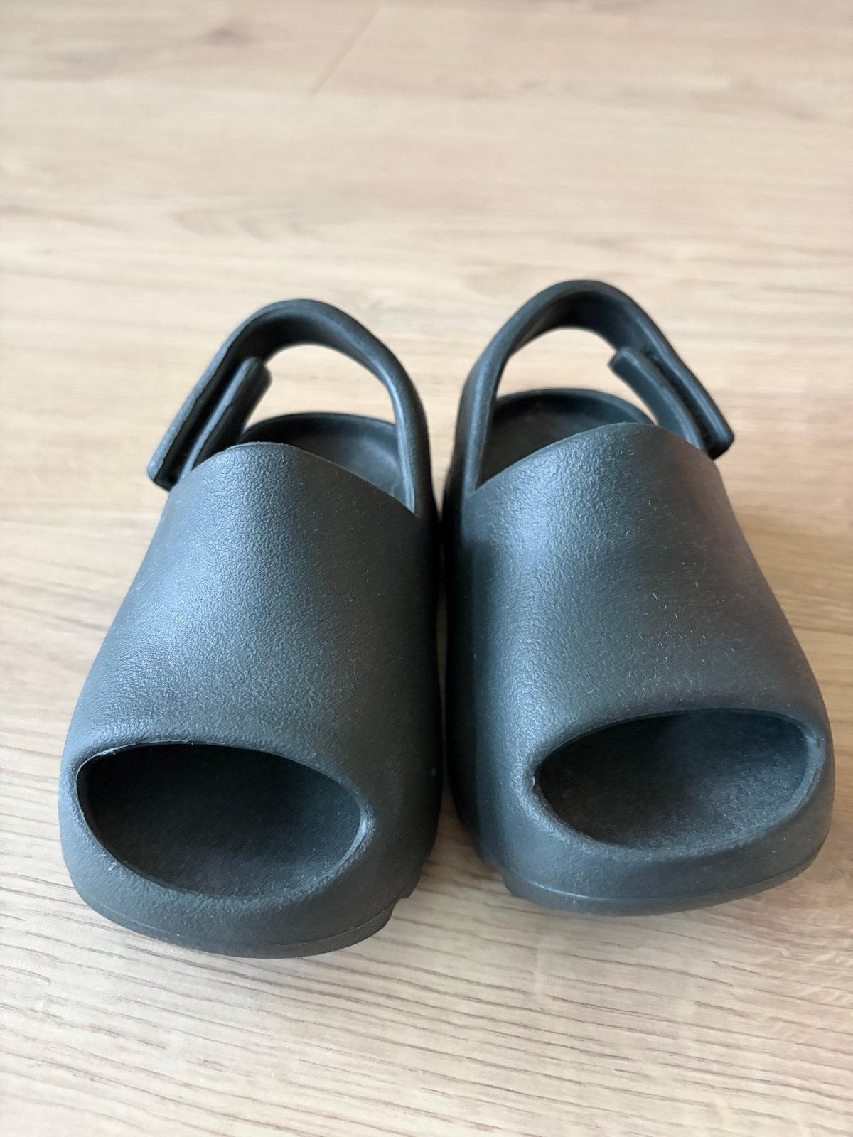 Yeezy slides voor kinderen - Maat 23, Ophalen of Verzenden, Gebruikt, Jongen of Meisje, Schoenen