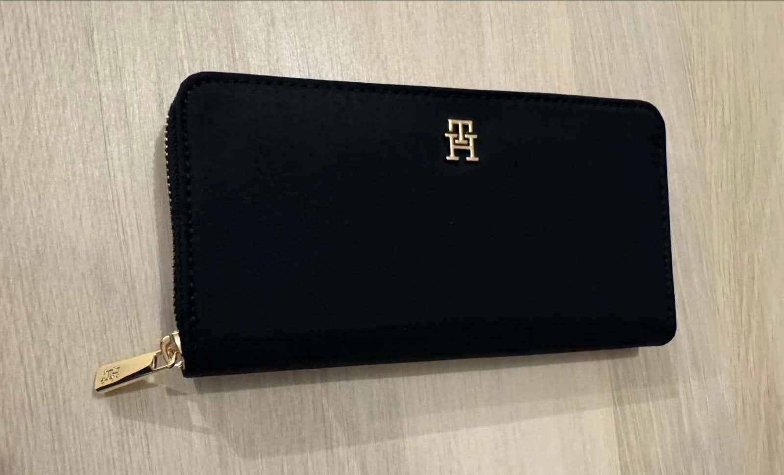 Tommy Hilfiger Zwarte Zip-around Portemonnee, Ophalen of Verzenden, Nieuw, Zwart, Overige merken