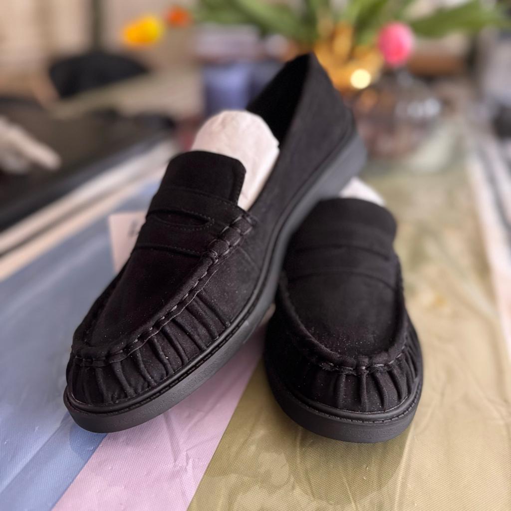 Nieuwe Zwarte Suede Instappers Maat 42 - Extra Breed, Ophalen of Verzenden, Nieuw, Zwart, Instappers