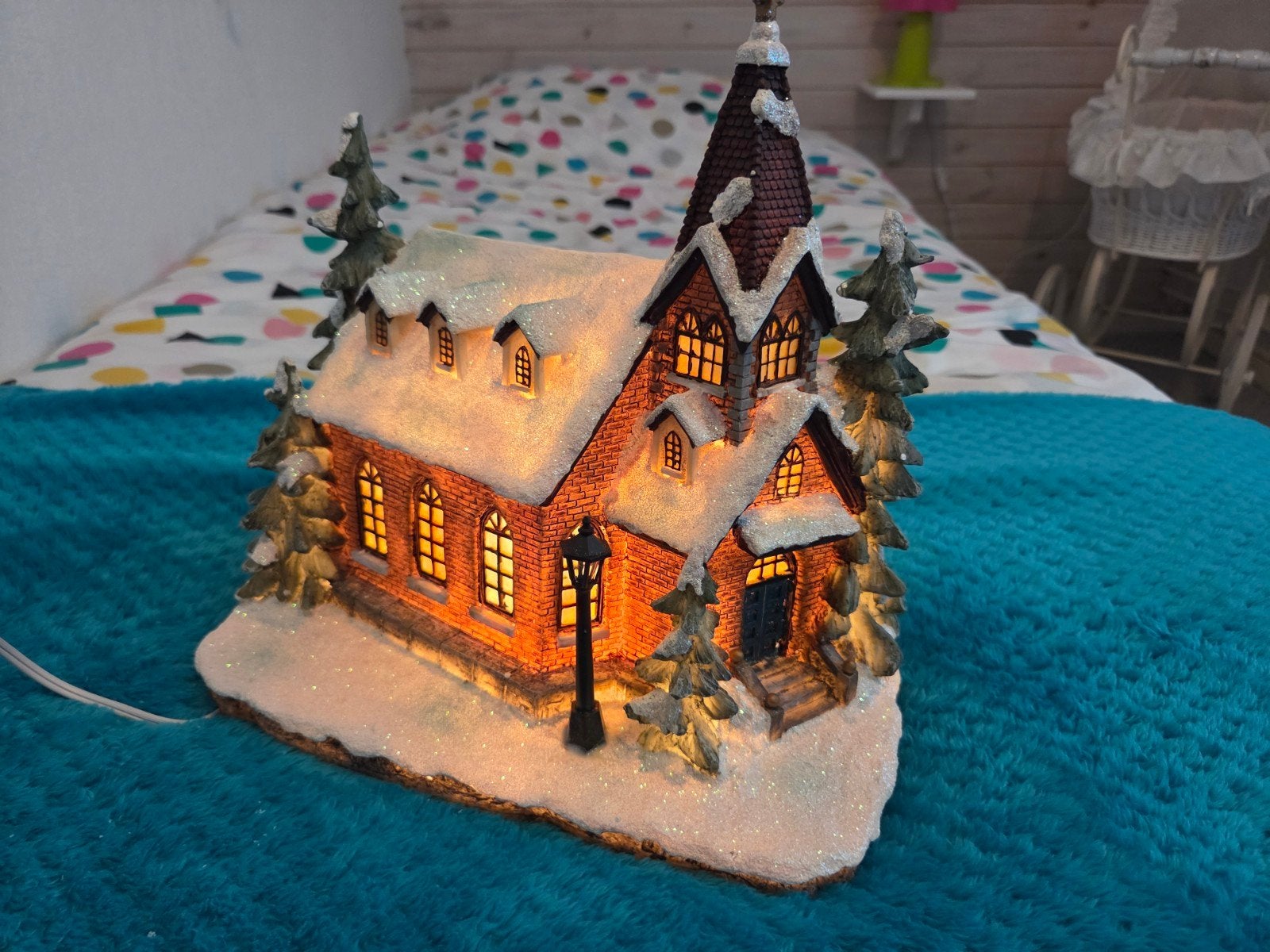 kerst winter kerkje met verlichting, Ophalen