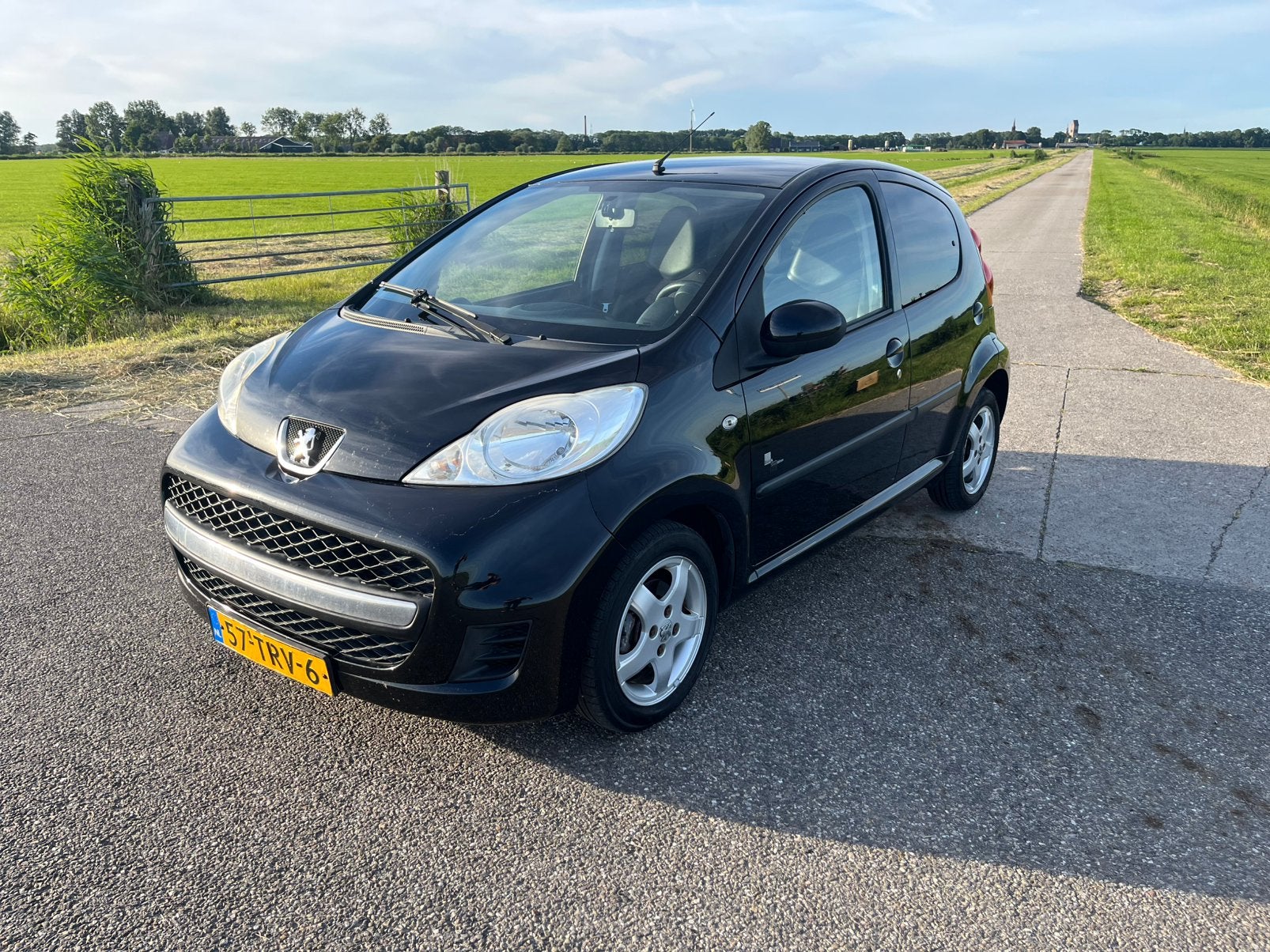 Peugeot 107 Black & Silver | 2012 | 5-deurs | Airco | nw apk, Voorwielaandrijving, Zwart, 4 stoelen, Origineel Nederlands