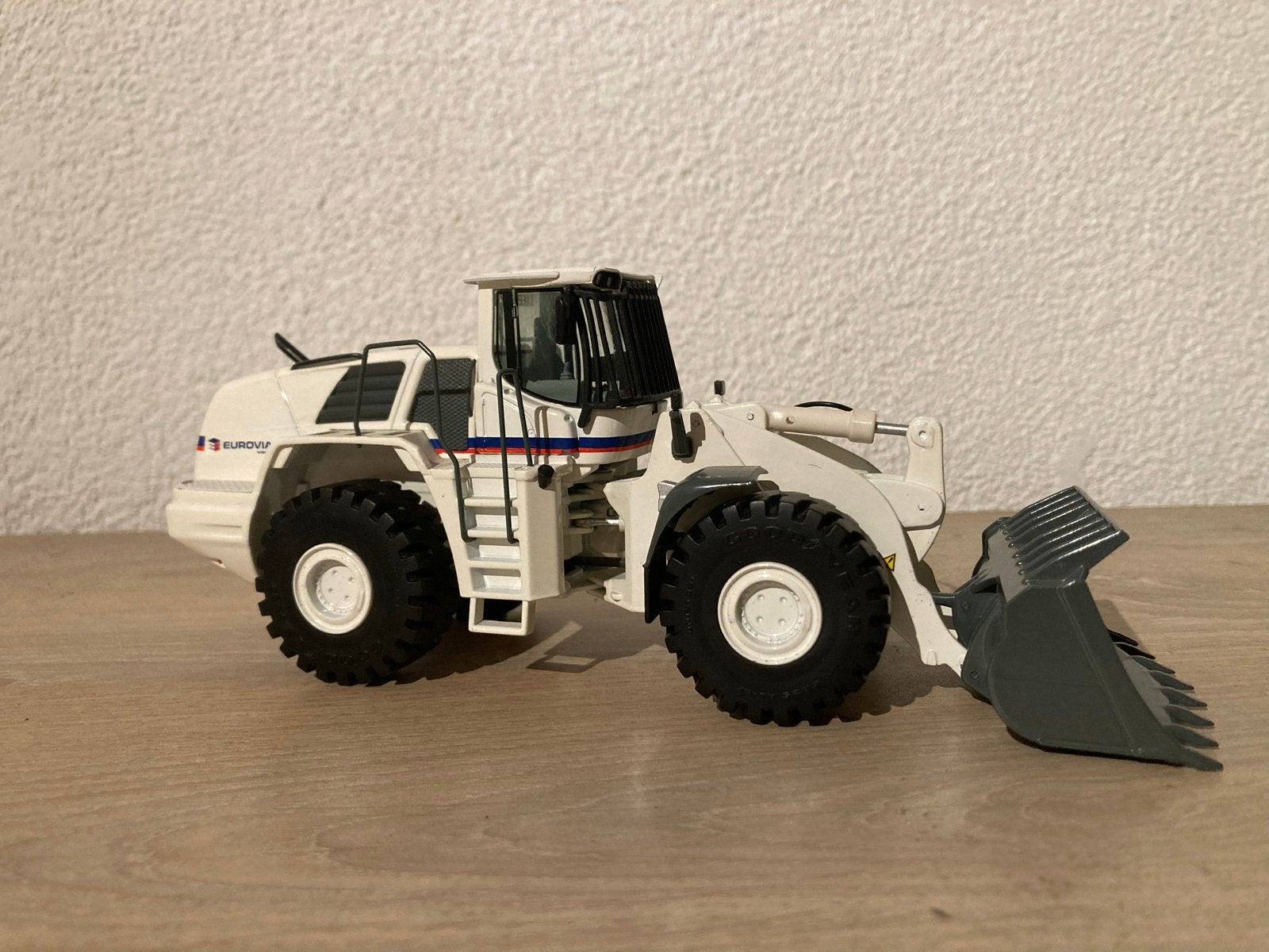Liebherr L580 Wiellader Eurovia 1:50 Model, Ophalen of Verzenden, Zo goed als nieuw, Hijskraan, Tractor of Landbouw, Overige merken