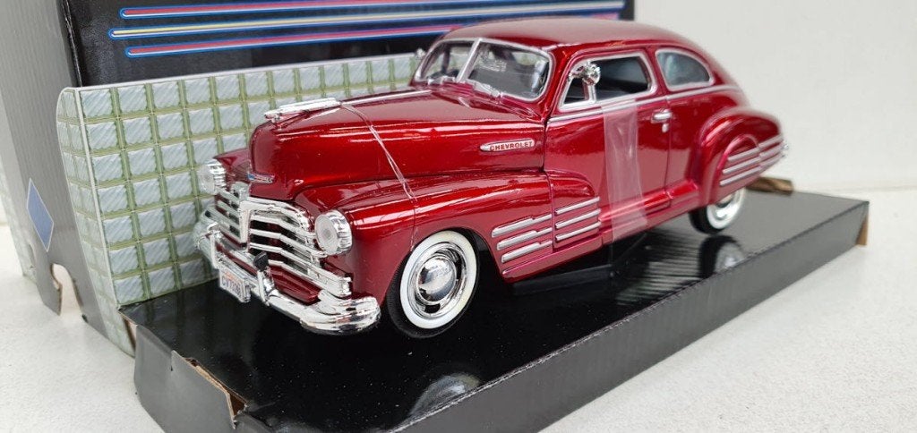 Chevrolet Aerosedan Fleetline 1948 Rood, Hobby en Vrije tijd, Modelauto's | 1:24, Auto, Motormax, Motormax, Nieuw