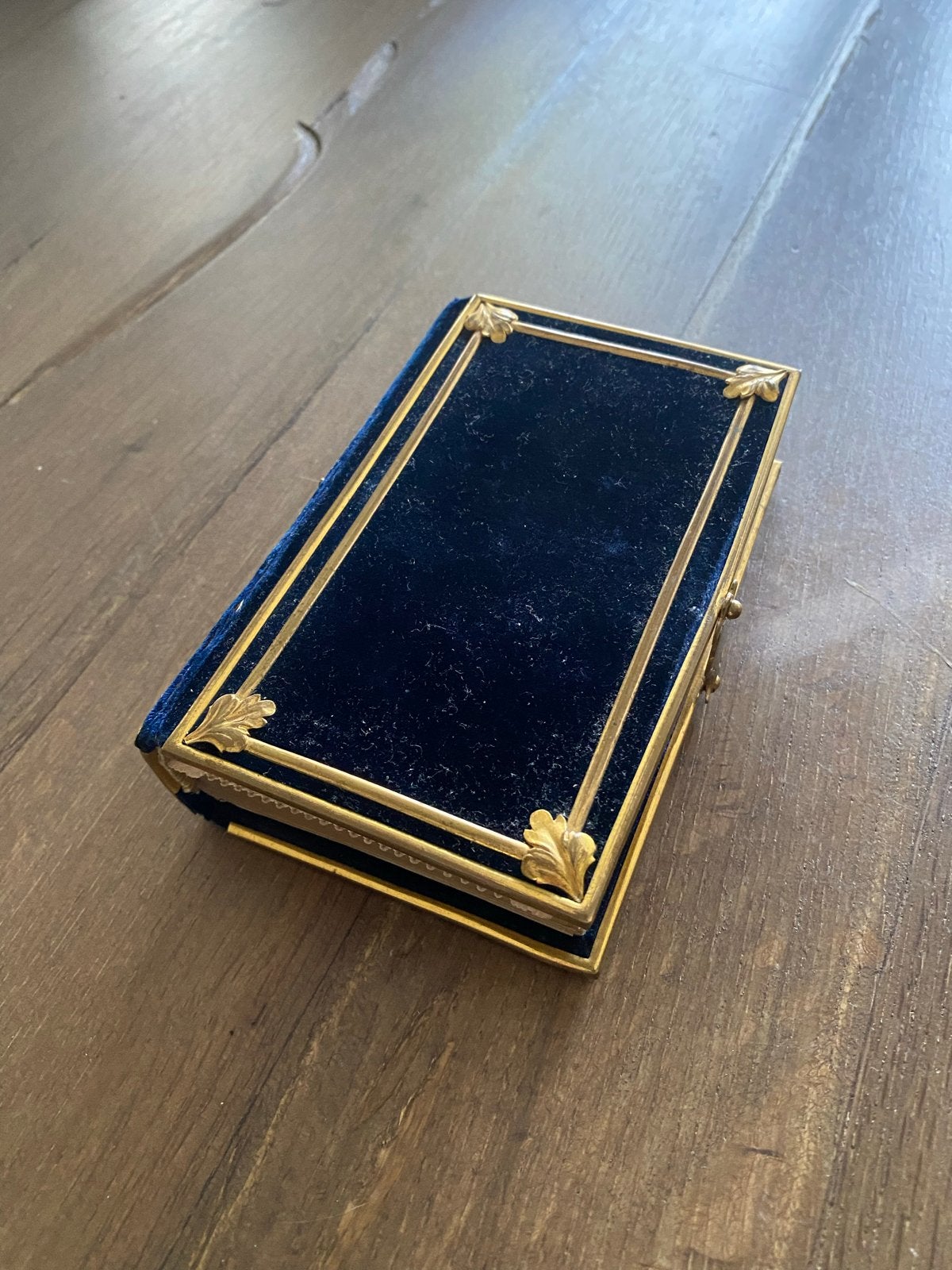 Antieke Franse Bijbel met bidprentjes anno 1800 fluweel, Antiek en Kunst, Antiek | Boeken en Bijbels, Ophalen of Verzenden