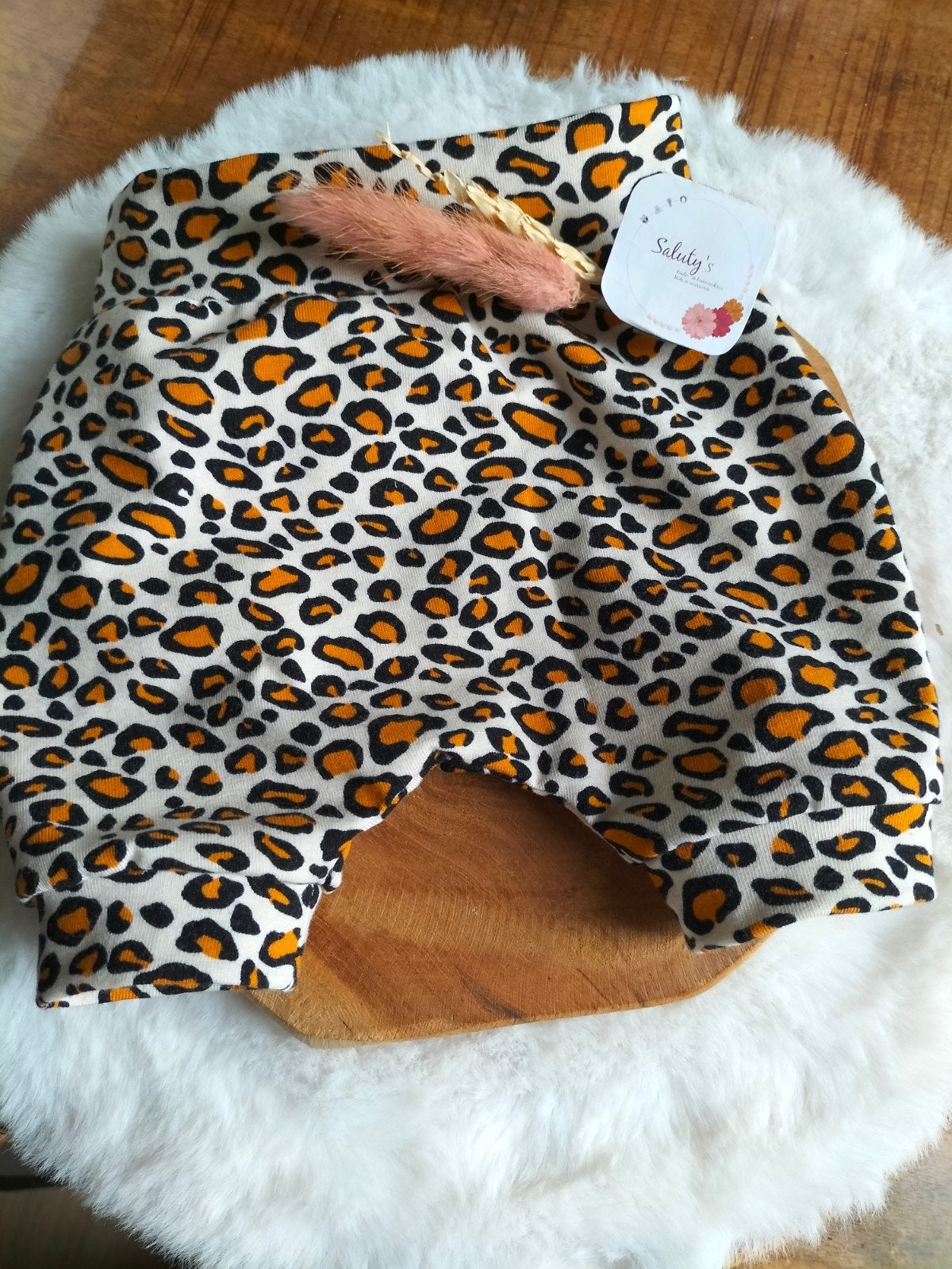 Nieuw handgemaakt • Kort babybroekje 50/56 Panterprint, Kinderen en Baby's, Babykleding | Maat 50, Broekje, Nieuw, Ophalen of Verzenden