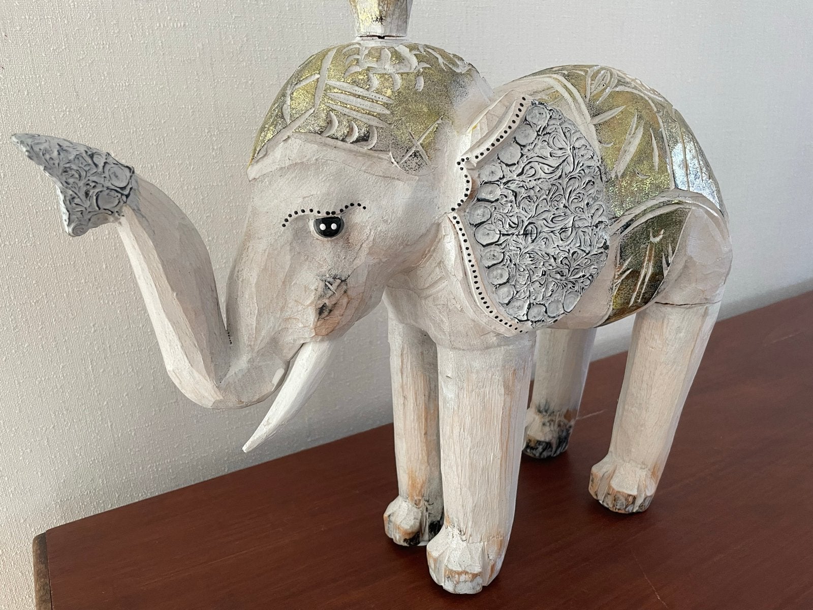 Decoratief houten olifanten beeldje, wit met goudkleurige ac, Antiek en Kunst, Ophalen, Zoogdier, 20 - 50 cm, Beeld