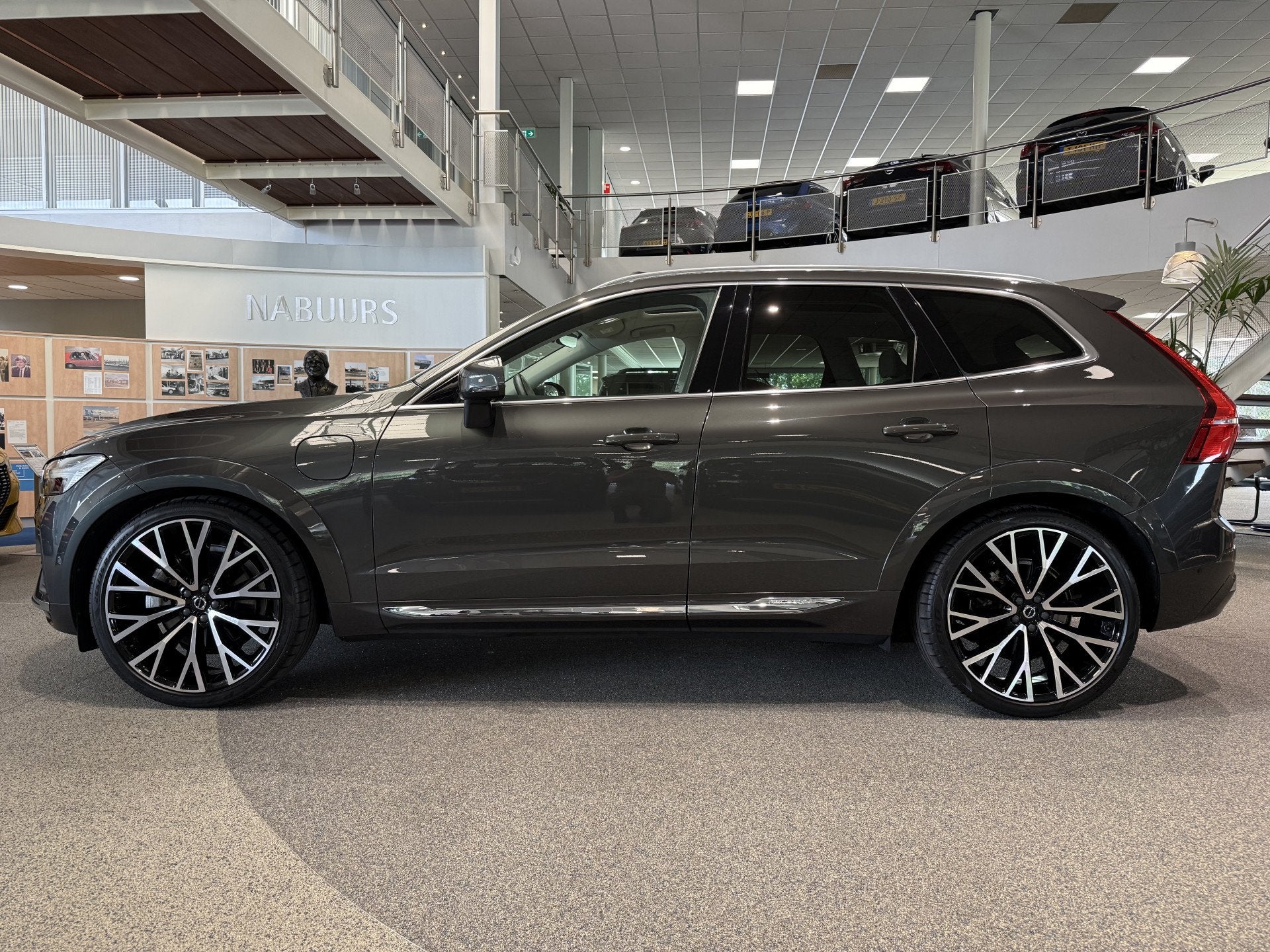 Volvo XC60 2.0 T6 Plug-in AWD Inscription NL auto, Luchtveri, Auto's, Volvo, Automaat, 12 maanden, Gebruikt, Euro 6