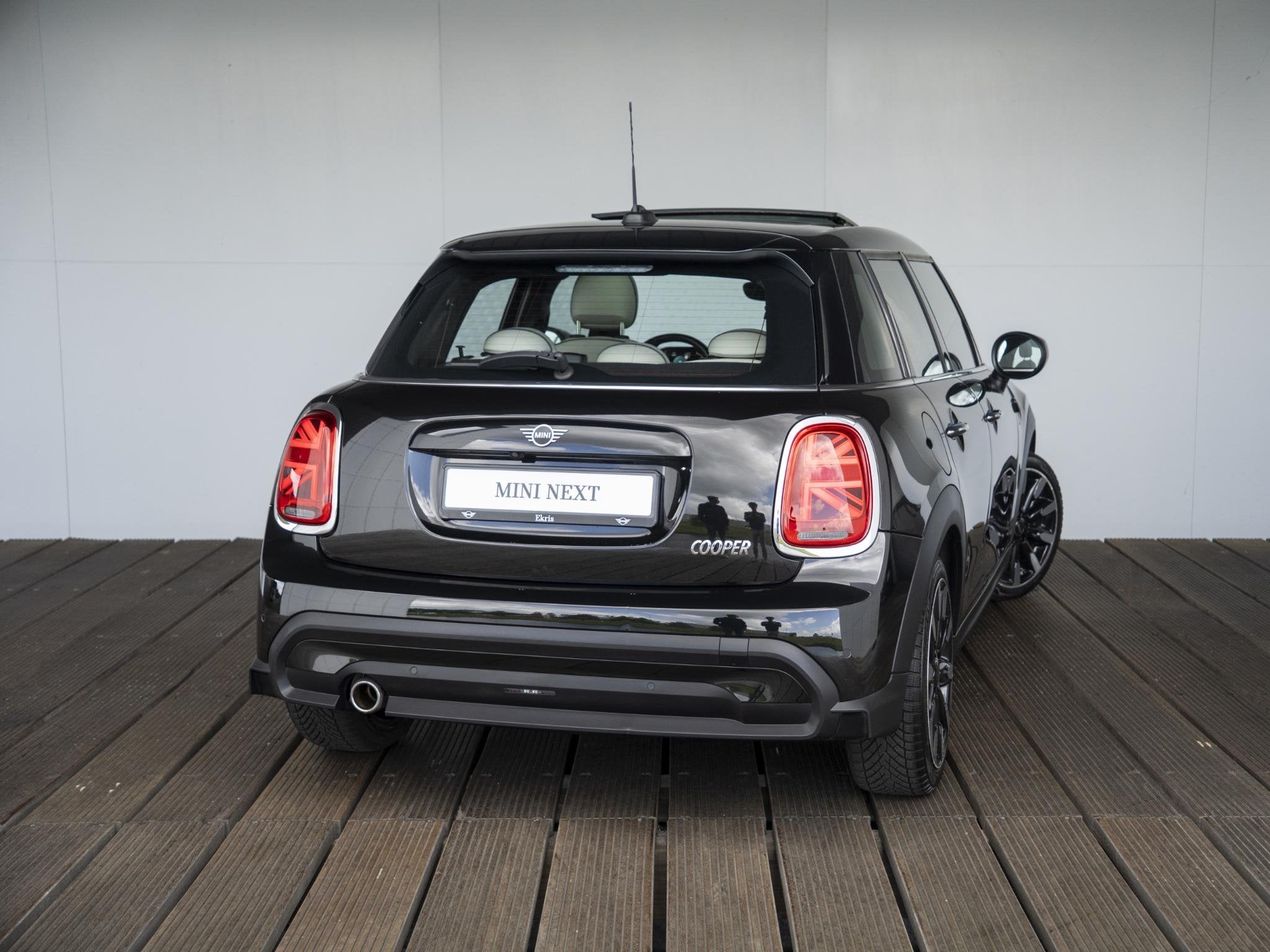 MINI 5-Deurs Cooper Aut. Classic + Comfort Plus + Panoramada, Auto's, Mini, 136 pk, Gebruikt, Met garantie (alle), Zwart