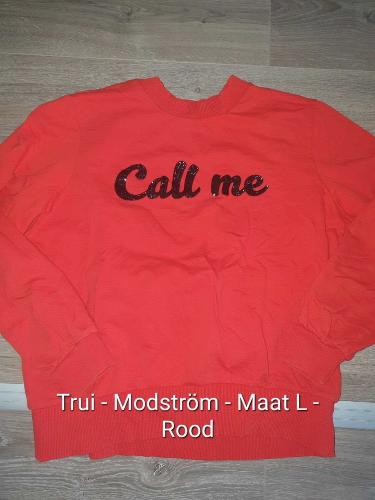 Modström Rode Trui met 'Call me' opdruk - Maat L, Kleding | Dames, Modström, Maat 42/44 (L), Ophalen of Verzenden, Zo goed als nieuw