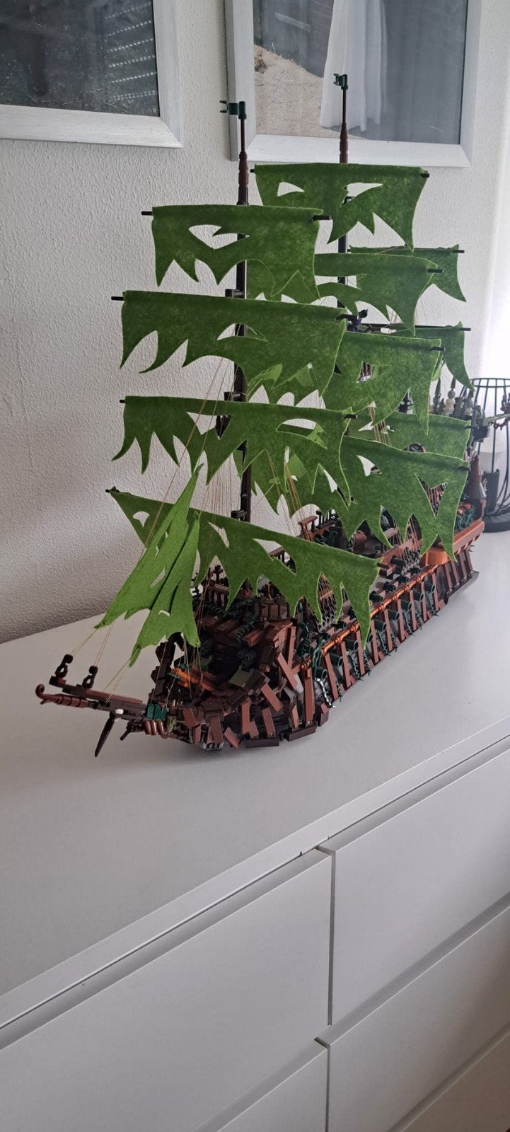 Lego Pirates of the Caribbean Flying Dutchman, Ophalen